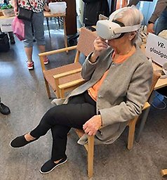 Inger Boije Persson testar VR-glasögon.