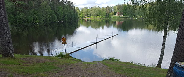 Ballasjöns badplats med brygga.