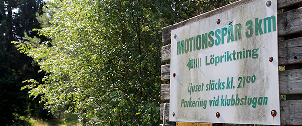 Bilden på en skylt med grön texten "Motionsspår 3 km"