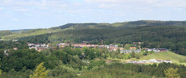 Vy över Bollebygds centrum med gröna kullar och natur runt omkring.