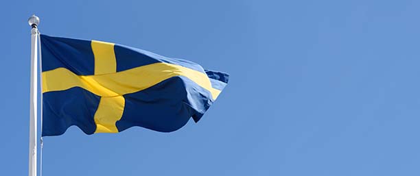 Svensk flagga mot en blå himmel.