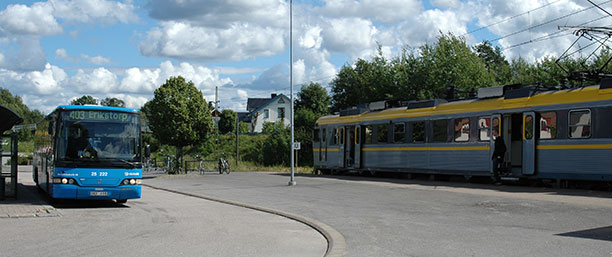 Buss och tåg vid Bollebygds station.