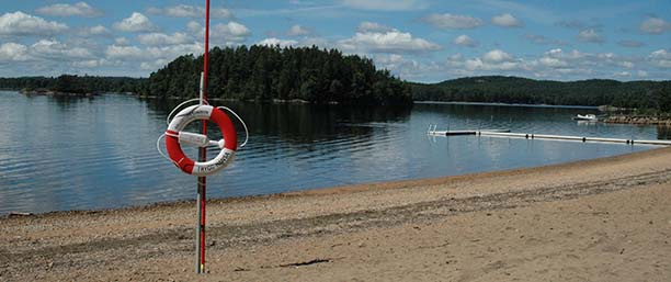 Strand vid en sjö i Bollebygds kommun.