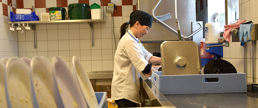Personal arbetar med att spola rent tallrikar i köket på Töllsjöskolan.