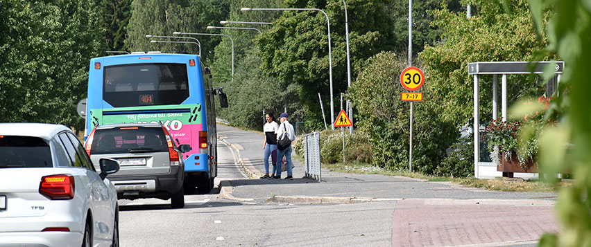 Buss hämtar upp passagerare i centrala Olsfors
